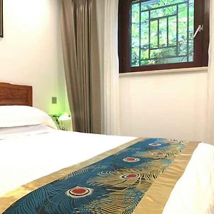 Deluxe Double Room Shower